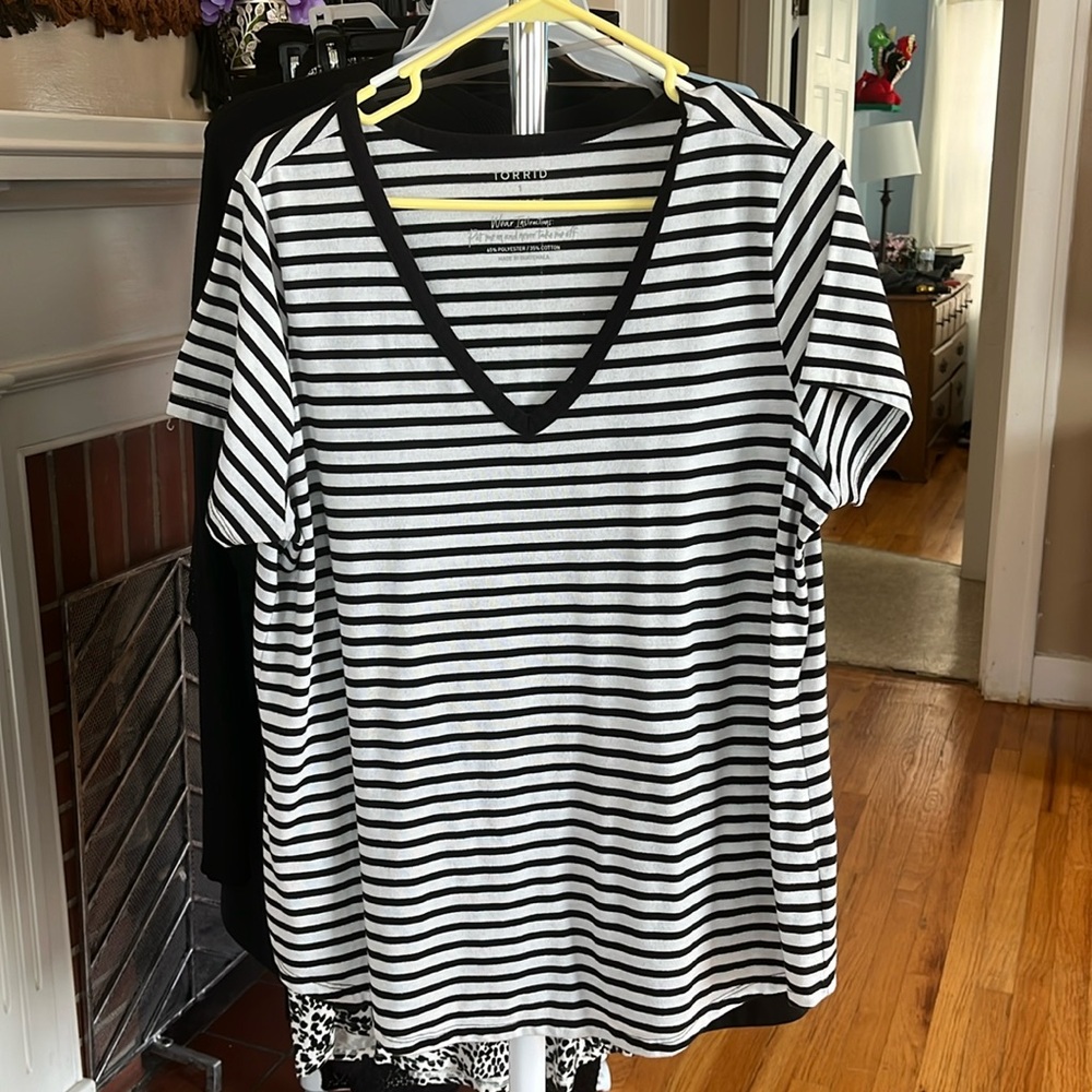 Torrid size 1 t shirt